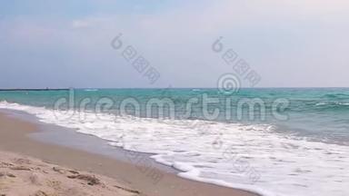 沙滩上美丽的海<strong>浪</strong>的<strong>特写</strong>镜头。